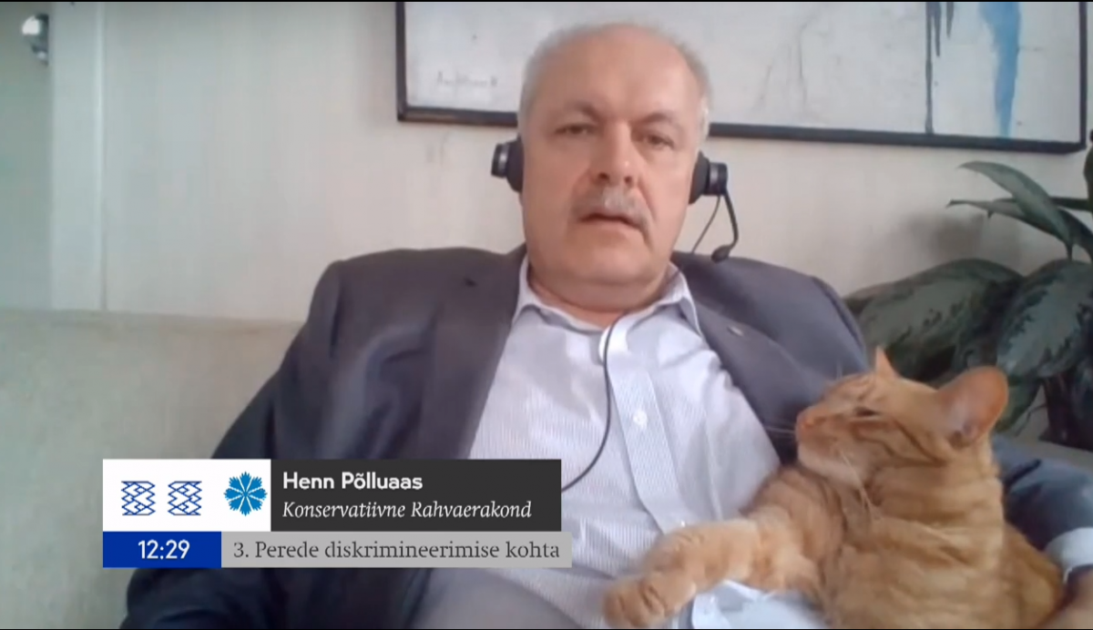 З музикою і сигаретою: депутат з Естонії лежачи на ліжку взяв участь у засіданні парламенту З музикою і сигаретою: депутат з Естонії лежачи на ліжку взяв участь у засіданні парламенту