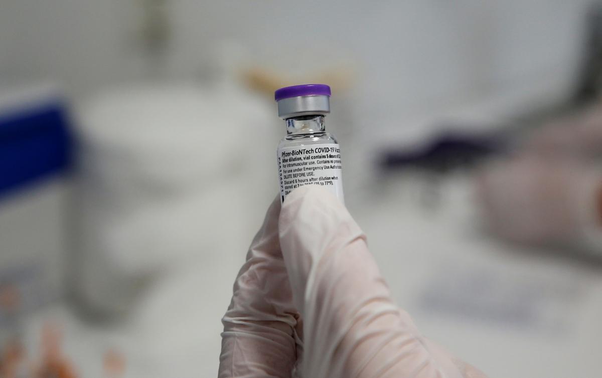 Эффективность вакцины от коронавируса Pfizer снижается вдвое через полгода