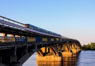 В Киеве Мост метро начал разрушаться В Киеве Мост метро начал разрушаться