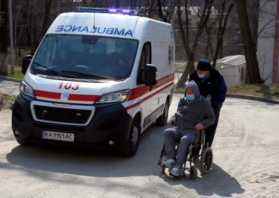 Померла на очах у медиків: в Одесі "швидка" годинами шукала місце в лікарні для хворих на COVID