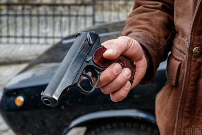 В Киеве мужчина пальнул в охранника ТРЦ за замечание о маске