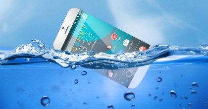 Спасение утопающего: что делать, если смартфон упал в воду