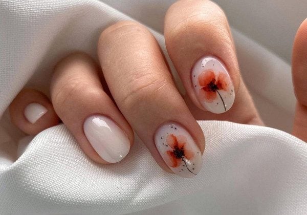 У моді натхненний акварельний манікюр з квітами: гарні ідеї