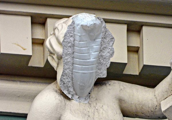 У центрі Одеси скульптуру на будинку "відремонтували" пластиковою пляшкою