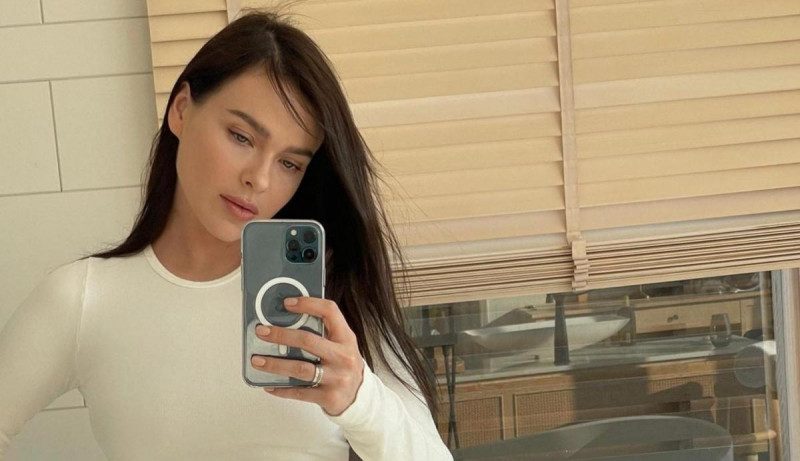 Олена Темнікова показала ідеальну фігуру в тугому купальнику