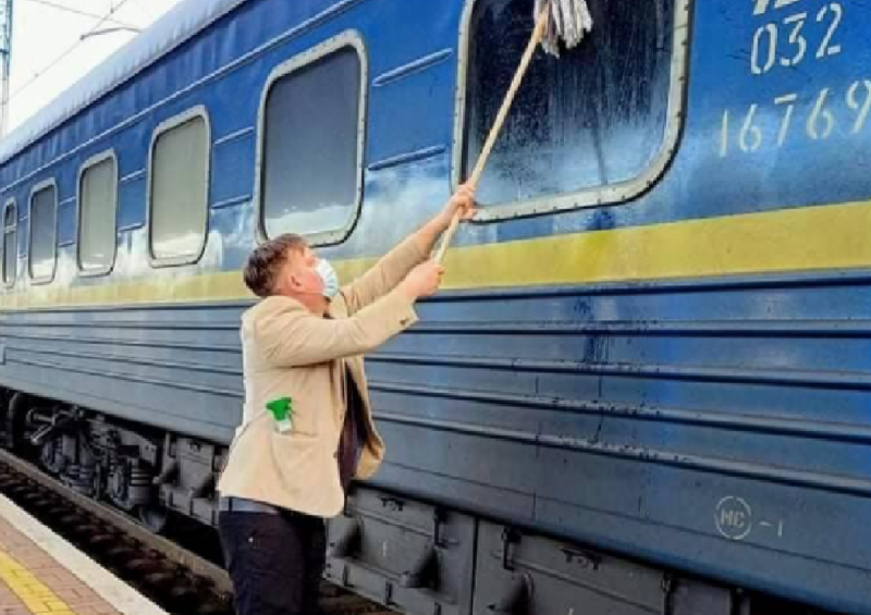 Древняя и устойчивая грязь: датчанин со шваброй отмывал окно поезда Укрзализныци