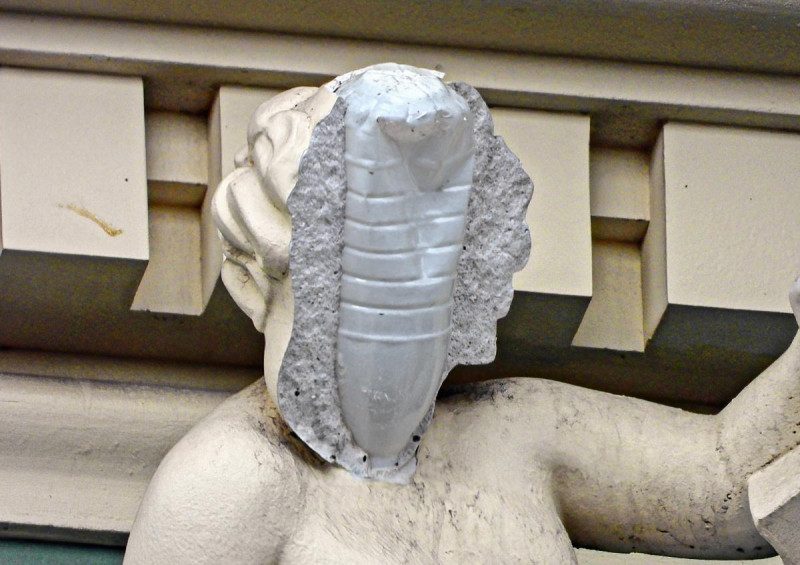 У центрі Одеси скульптуру на будинку "відремонтували" пластиковою пляшкою