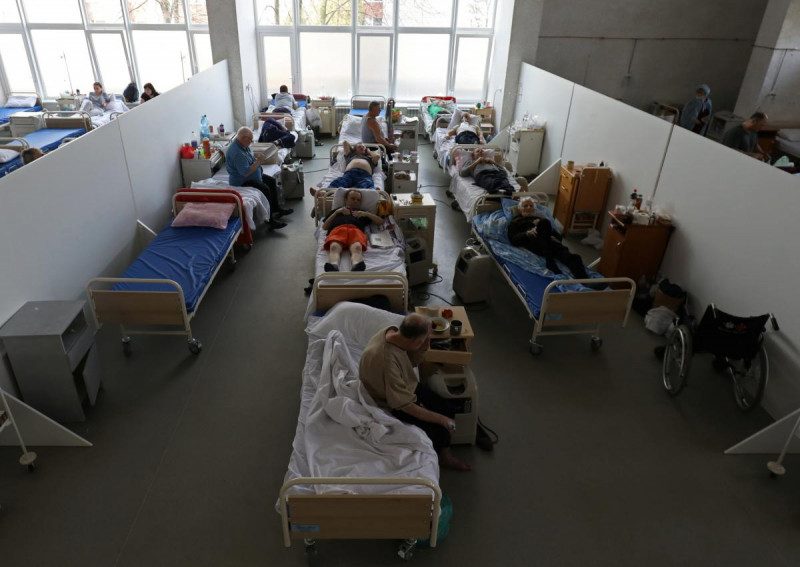 "Больные в коридоре, всем нужен кислород": в Мелитополе скорые привозят СOVID-больных каждые 10 минут