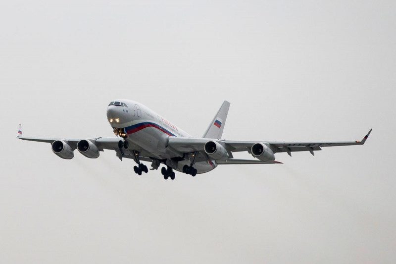 Помешали собаки: самолет в Симферополе блуждал по взлетно-посадочной полосе