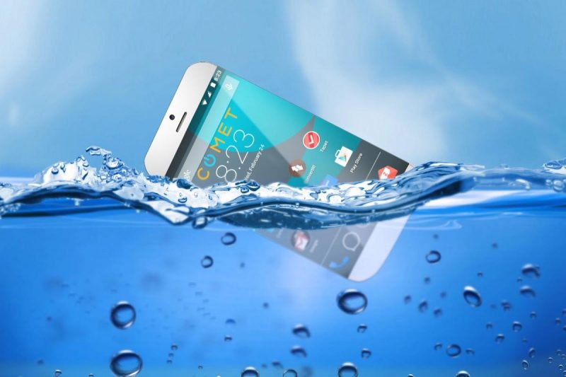 Спасение утопающего: что делать, если смартфон упал в воду