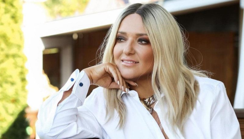 Довольная Наталья Могилевская поразила фото в одном халате с букетом роз