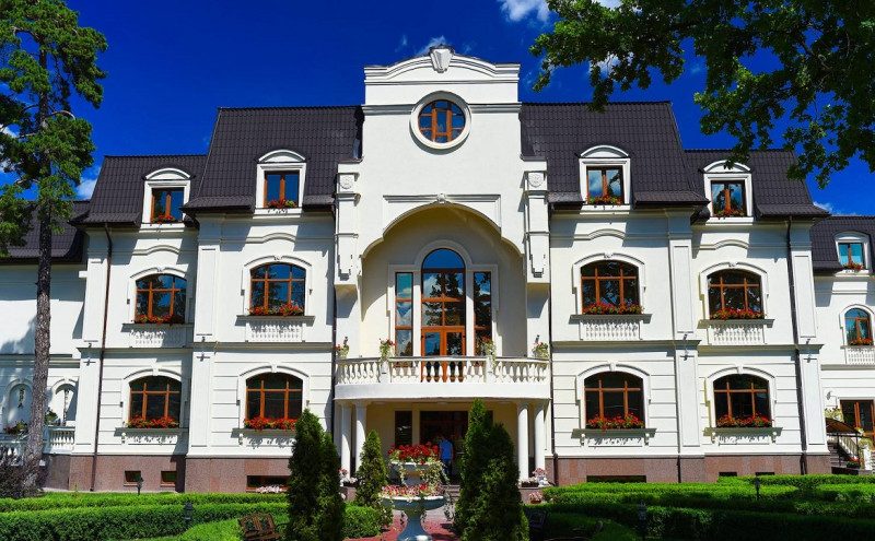 "Слуг народу" в локдаун помітили в елітному ресторані під Києвом