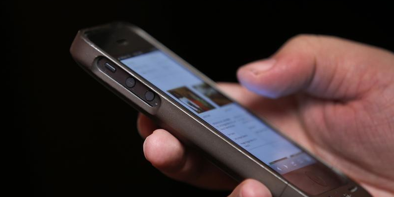 Вчені з'ясували, чи допомагає нічний режим в смартфонах швидше заснути