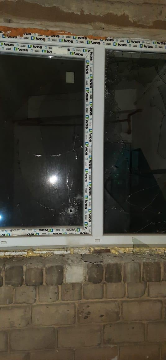 Бойовики обстріляли Мар'їнську центральну райлікарнію на Донбасі Бойовики обстріляли Мар'їнську центральну райлікарнію на Донбасі