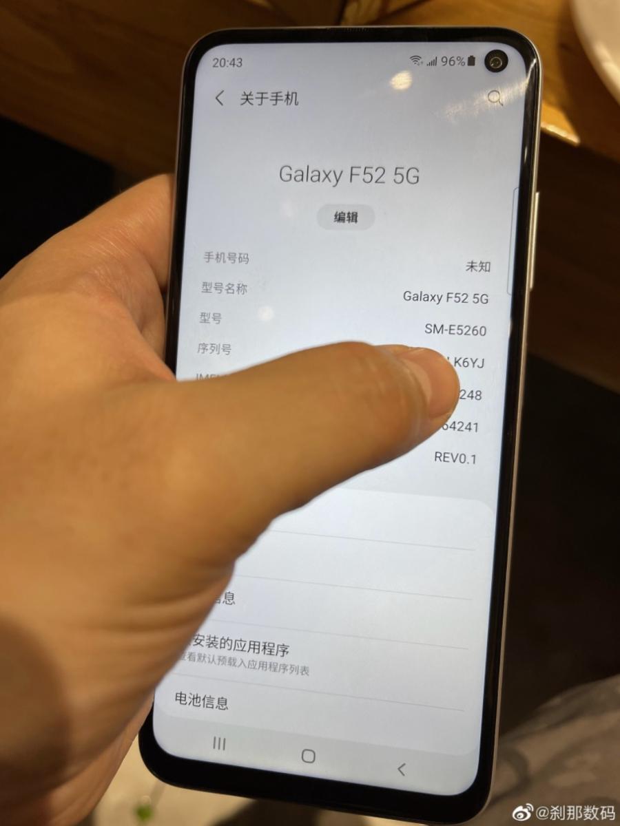 Samsung Galaxy F52 красується на "живих" фото