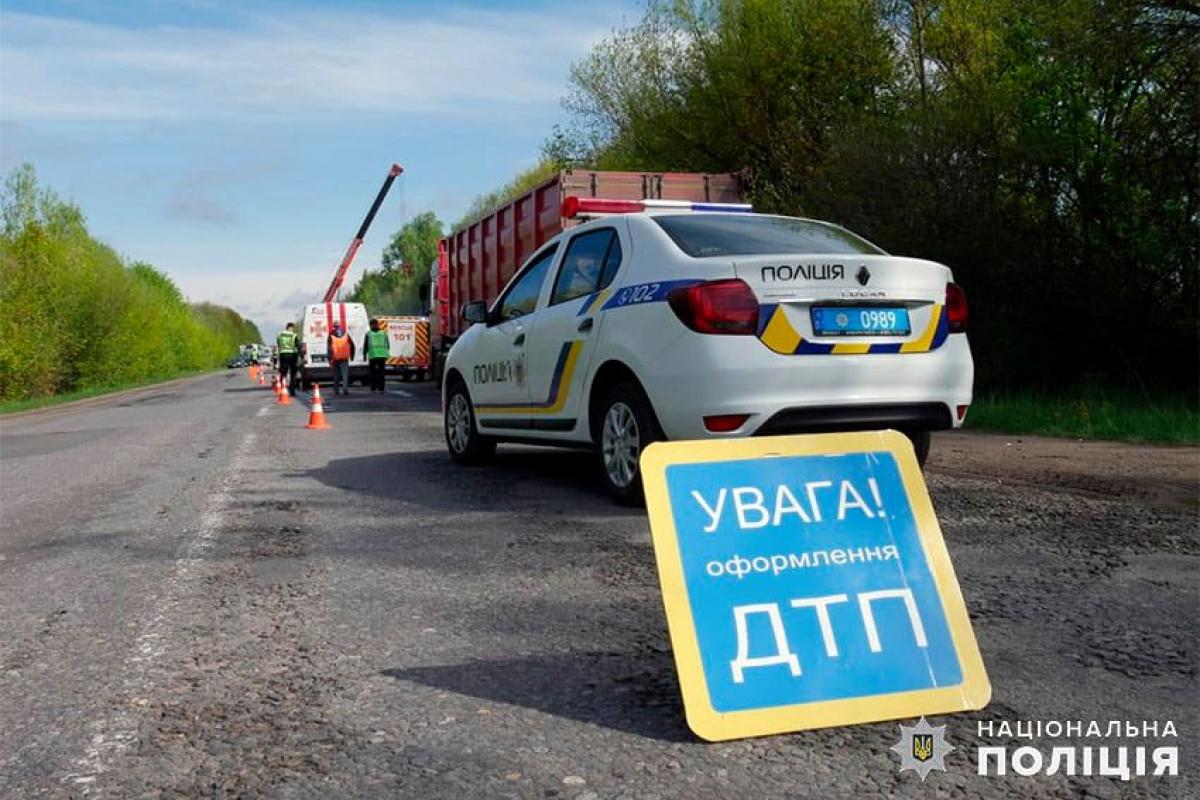 Протянул несколько метров по асфальту: в Киеве бетоновоз переехал ребенка на переходе