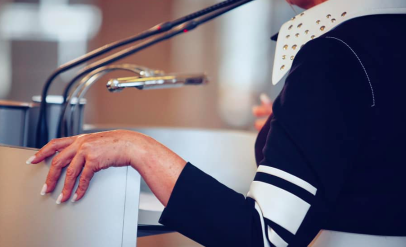 Тимошенко появилась в Раде с новой прической и в стильном платье