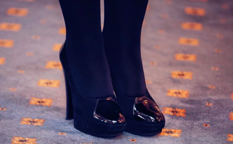 Тимошенко появилась в Раде с новой прической и в стильном платье