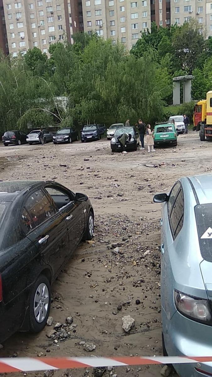 В Киеве мощный 'гейзер' разбил авто на стоянке и напугал прохожих В Киеве мощный 'гейзер' разбил авто на стоянке и напугал прохожих
