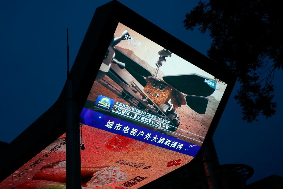 Китайский марсоход начал исследование Красной планеты