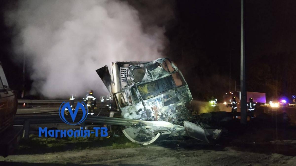 ДТП у Києві з вибухом і пожежею ДТП у Києві з вибухом і пожежею