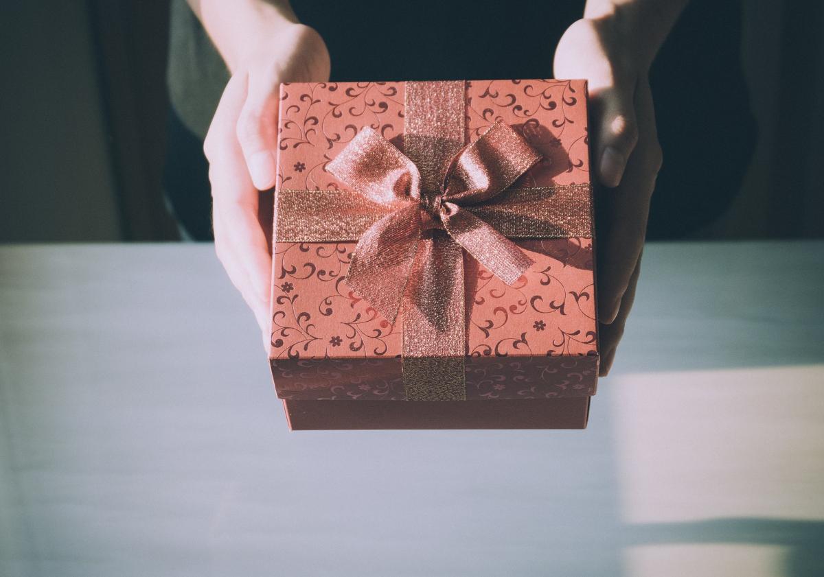 Названы самые опасные подарки: что ни в коем случае нельзя принимать в дар