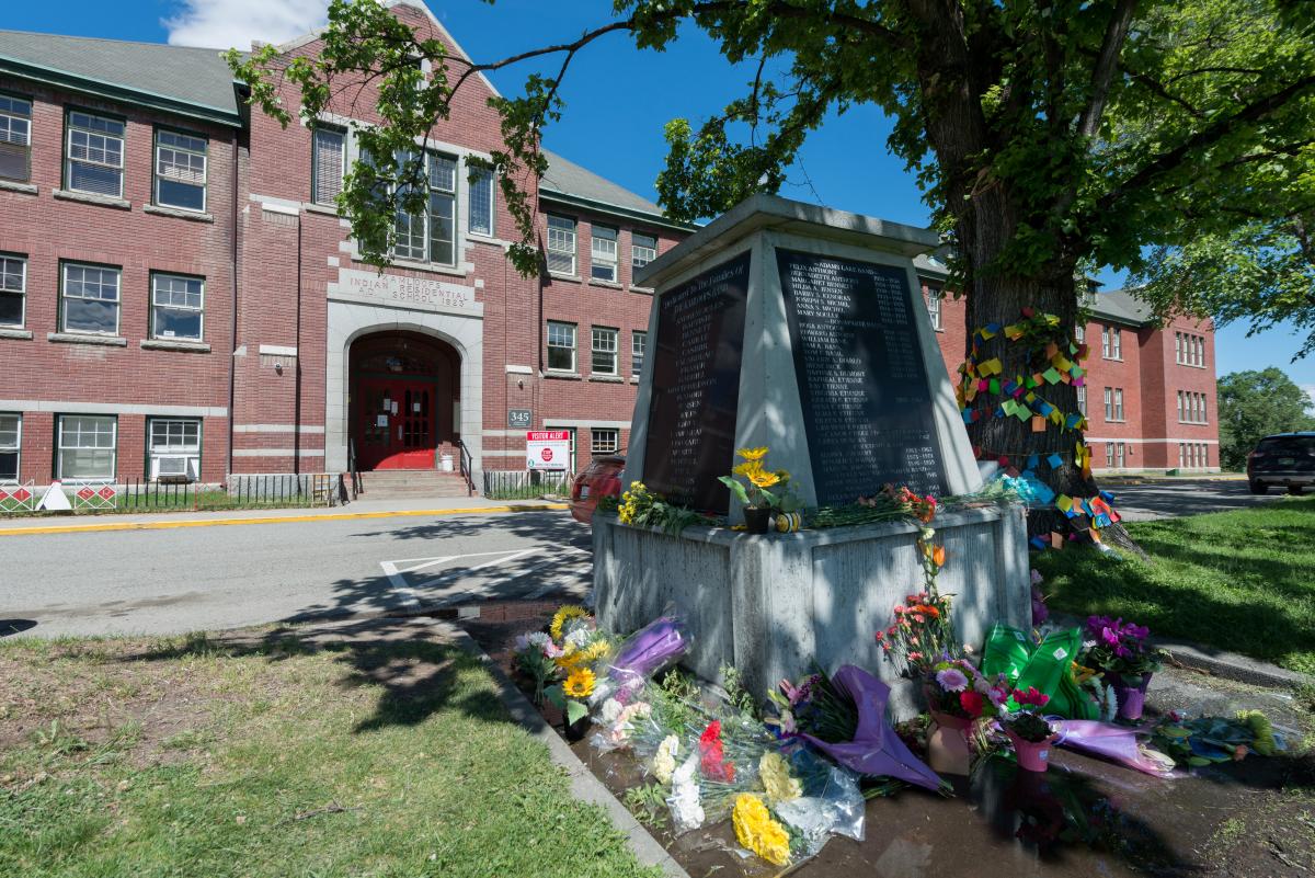 Некоторым не было и трех лет: в Канаде на месте бывшей школы нашли останки 215 детей