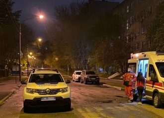 У столиці під час масової бійки одну особу поранили ножем у печінку У столиці під час масової бійки одну особу поранили ножем у печінку