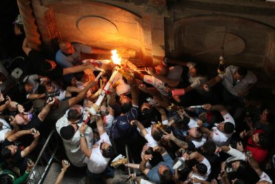 В Єрусалимі роздавали Благодатний вогонь