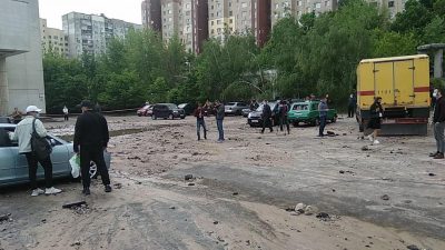 В Киеве мощный 'гейзер' разбил авто на стоянке и напугал прохожих