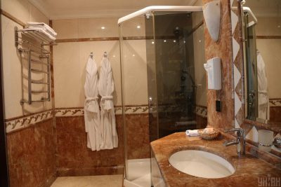 Британські медики вказали на шкоду гарячого душу