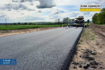 Одну з найгірших трас на Львівщині перетворюють на європейську дорогу Одну з найгірших трас на Львівщині перетворюють на європейську дорогу