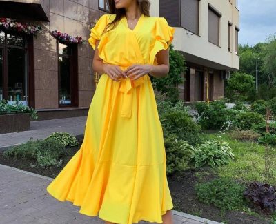 У моду на літо 2021 повернулися зворушливі й напрочуд чарівні сукні міді в стилі 90-х