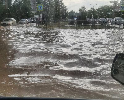 Дожди превратили в реки улицы Симферополя