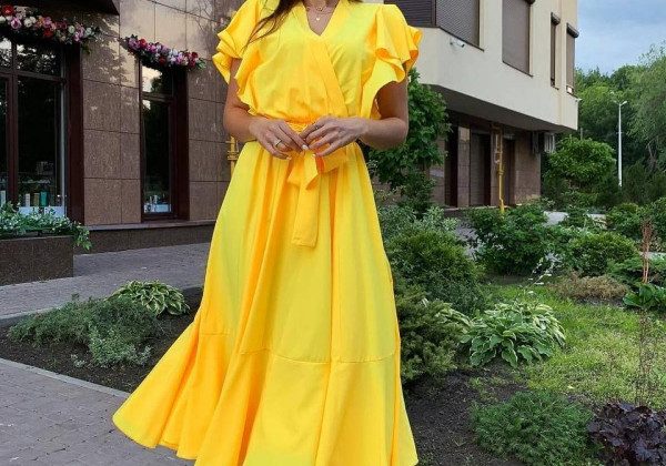 У моду на літо 2021 повернулися зворушливі й напрочуд чарівні сукні міді в стилі 90-х