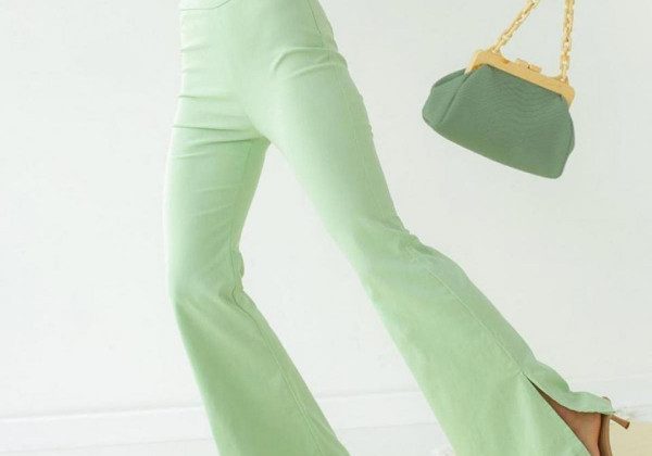 У моду на літо 2021 повертаються незвичайні жіночі штани з "присмаком" меланхолії 70-х