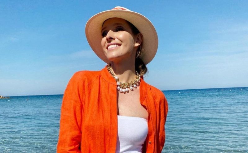 Беременная телеведущая в бикини ошеломила поклонников соблазнительной фигурой