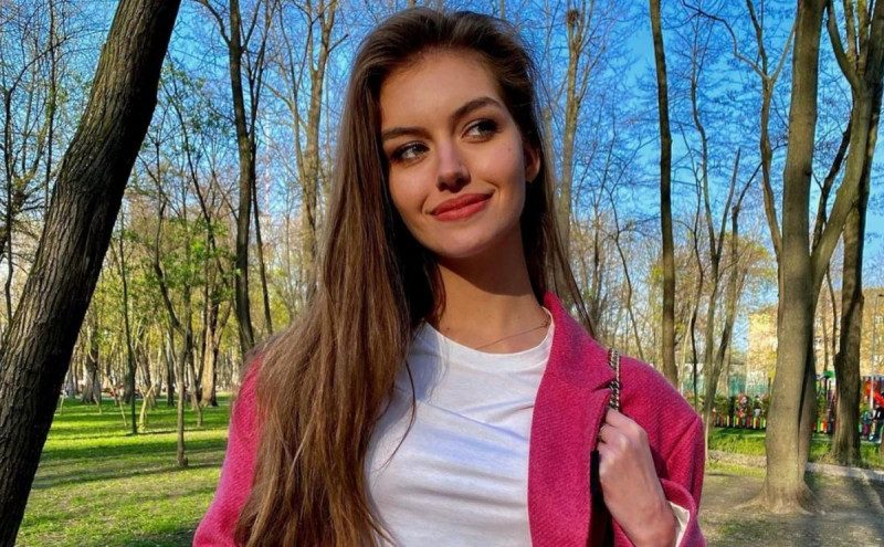 Дружина Діми Комарова здивувала ніжним образом на яскравому фото