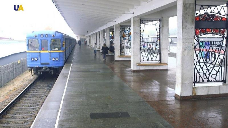 У Києві жінка народила прямо в переході біля метро