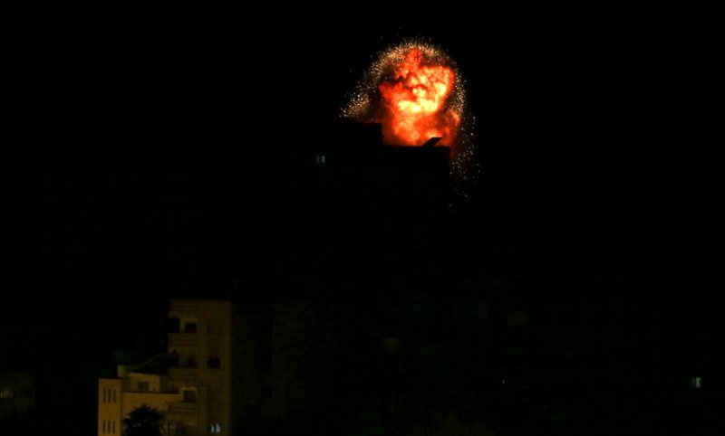 Бойовики влаштували потужний обстріл Станиці Луганської: горить житловий будинок