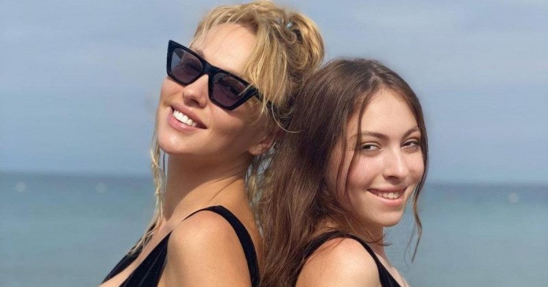 Дочка Полякової в школі похвалилася сміливим вбранням для дорослих