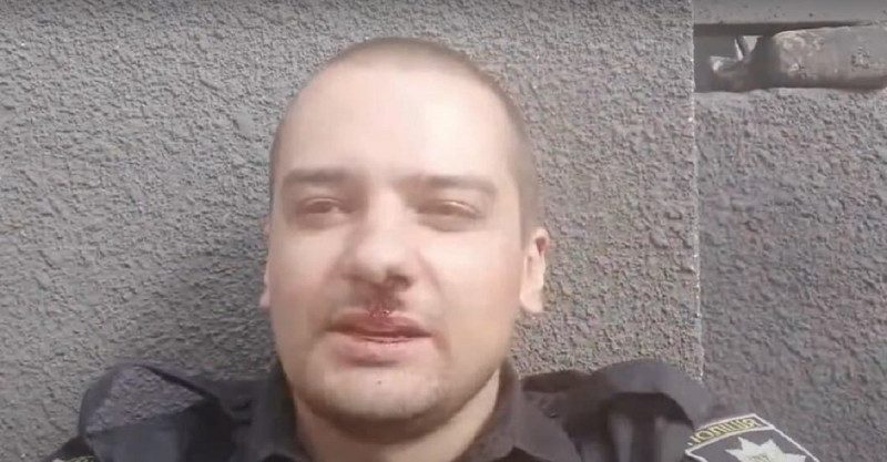 "Це вже повний звіздець": у Дніпрі копи побили колегу на очах у начальства