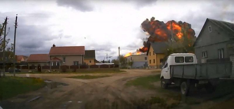 Полум'я і стовп чорного диму: з'явилося відео падіння військового Як-130 в Білорусі