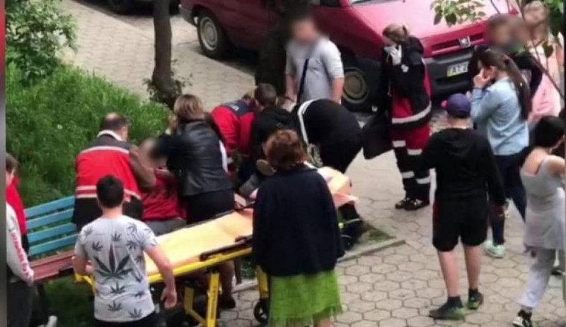 В скорую заносили на руках: в Ивано-Франковске возле садика нашли пьяных детей без сознания