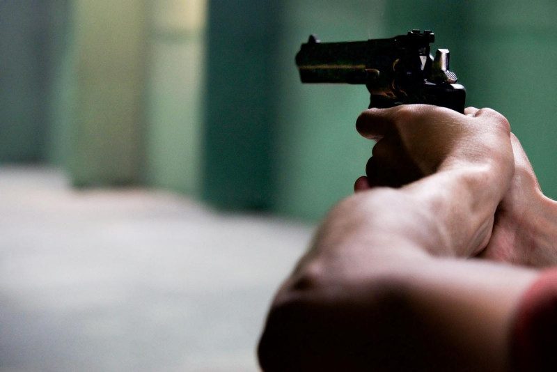 В Киеве полуголый мужчина бегал с пистолетом по улице и устроил стрельбу