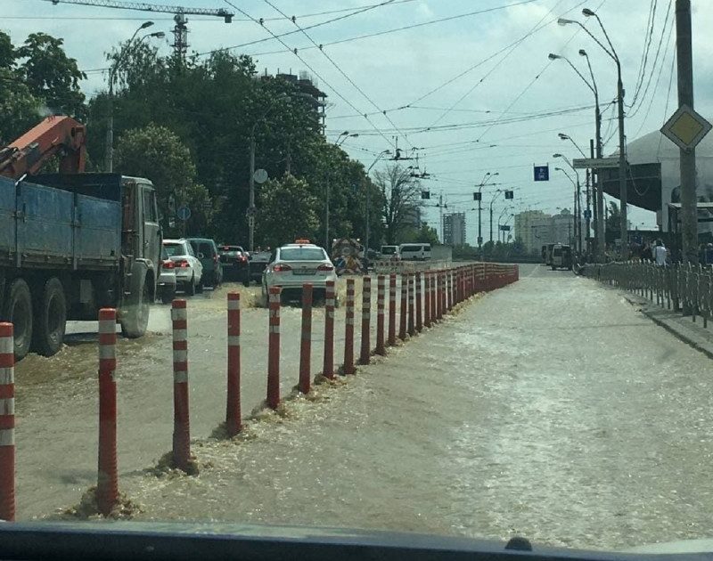 Дороги перетворилися на річки: у Києві біля метро Либідська потужний прорив труби затопив вулицю