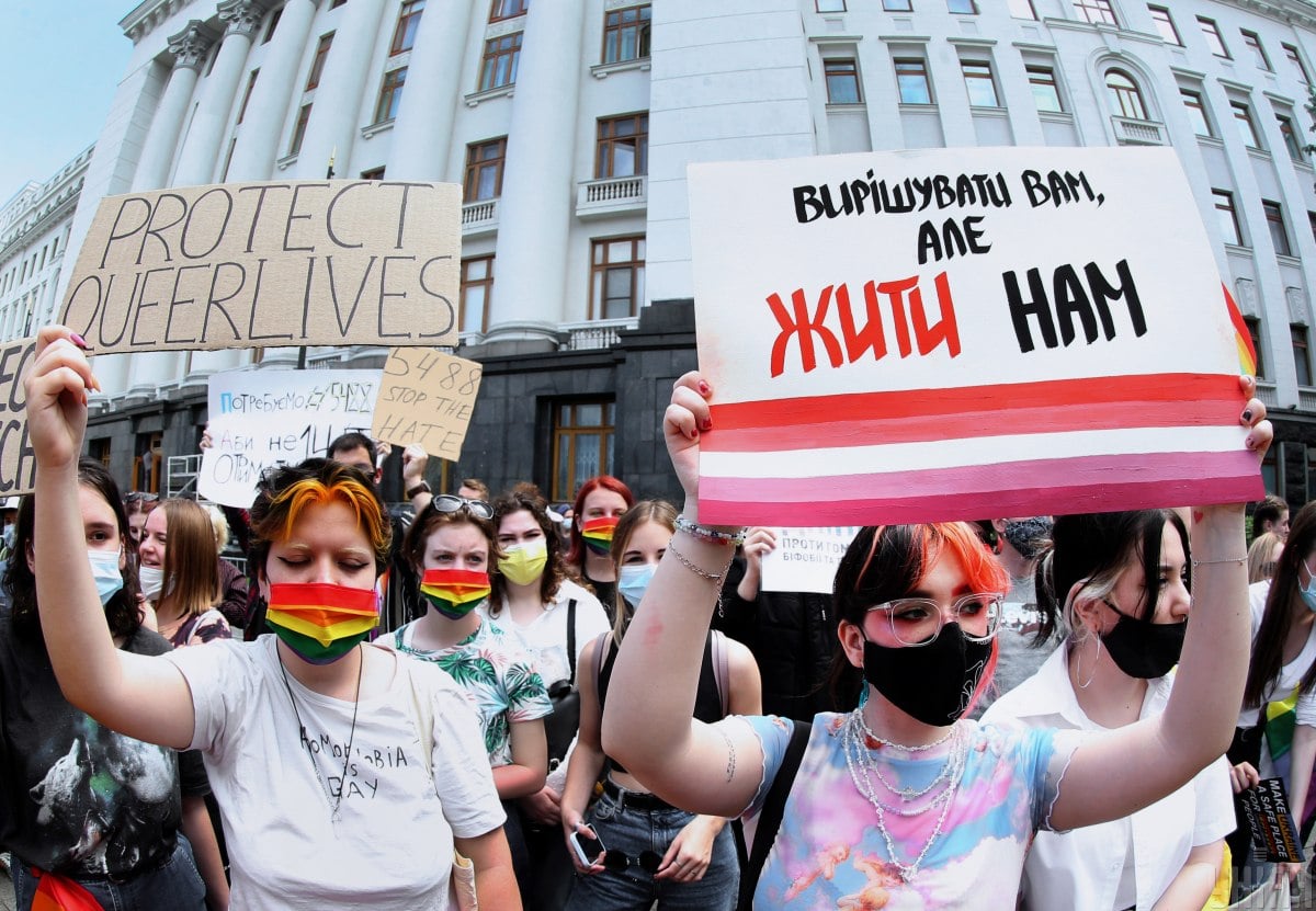 У Києві під Офісом президента протестували представники ЛГБТ-спільноти У Києві під Офісом президента протестували представники ЛГБТ-спільноти