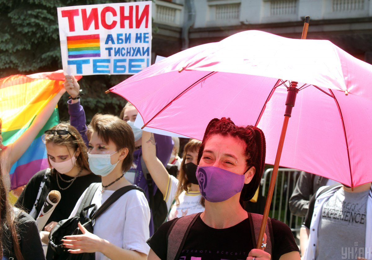 У Києві під Офісом президента протестували представники ЛГБТ-спільноти У Києві під Офісом президента протестували представники ЛГБТ-спільноти