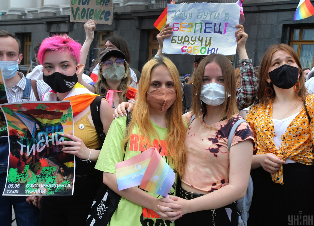 У Києві під Офісом президента протестували представники ЛГБТ-спільноти У Києві під Офісом президента протестували представники ЛГБТ-спільноти
