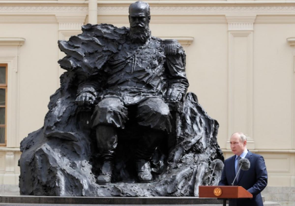 В России начудили с памятником Александру III, который помпезно открыл Путин